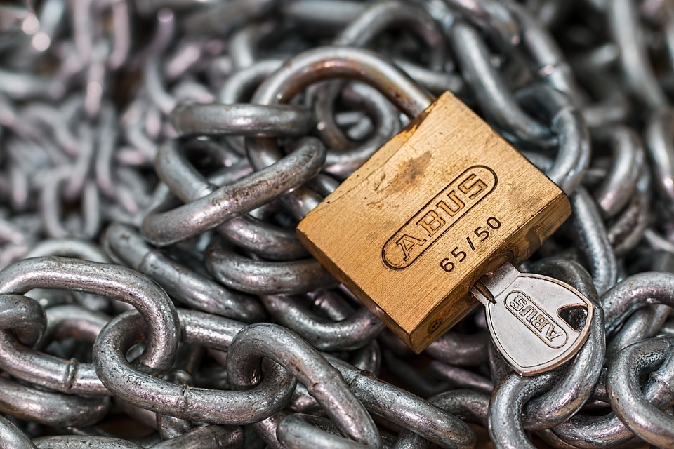 a chain with a padlock that says abus 65/50 on it